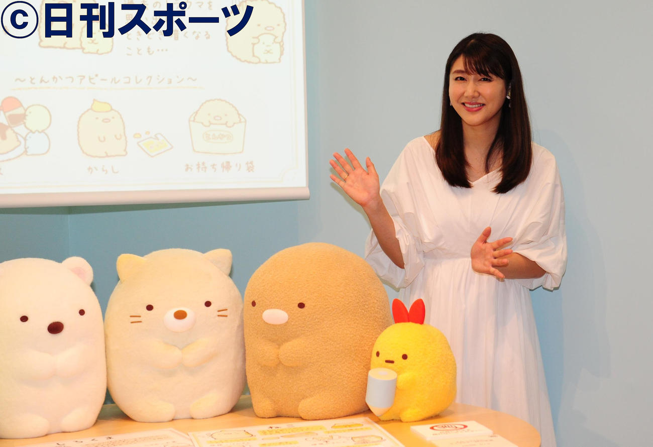 「サンエックス90周年　うちのコたちの大展覧会」の縫いぐるみたちを前に笑顔の安めぐみ