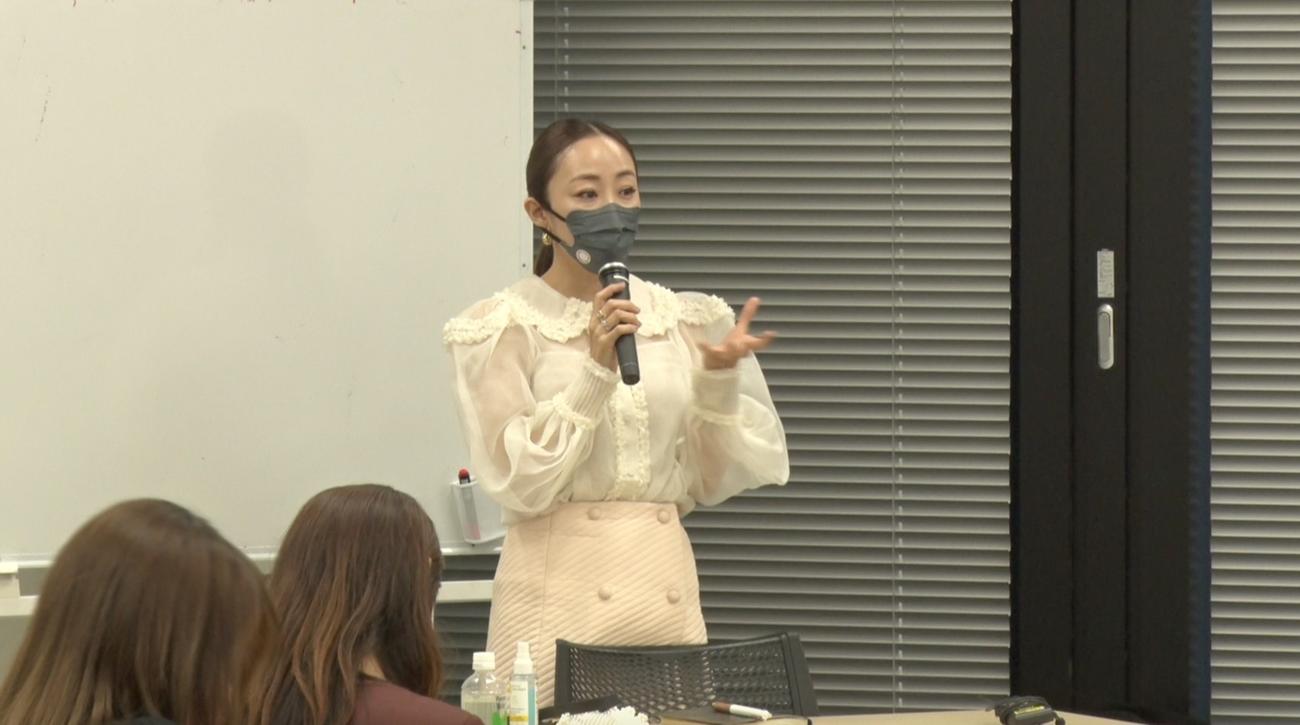 神崎美容塾で講義する神崎恵