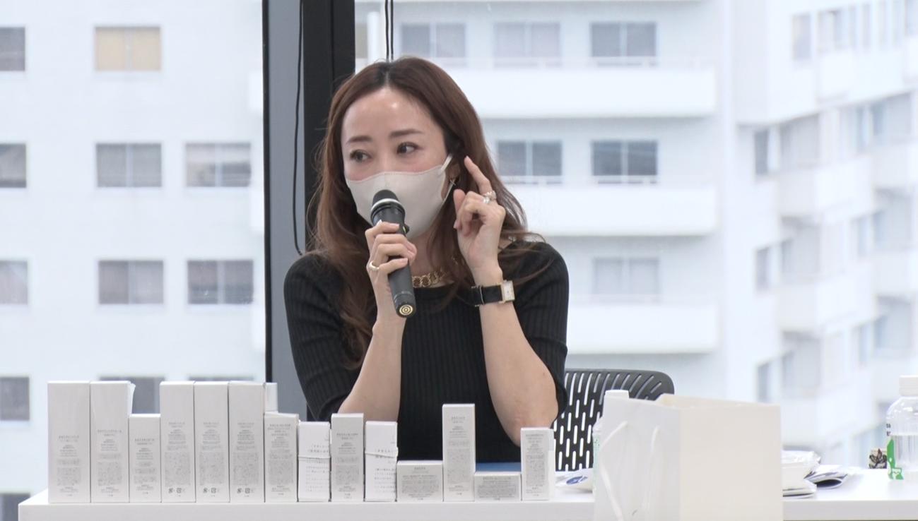 神崎美容塾で講義する神崎恵