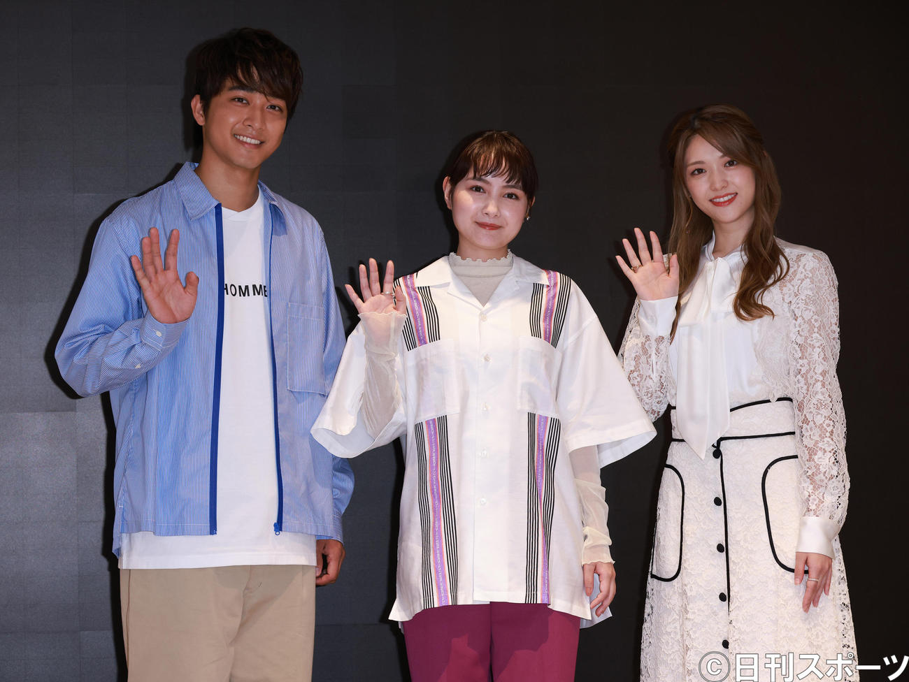 ドラマ「結婚するって、本当ですか？」囲み会見を行った、左から佐藤寛太、葵わかな、松村沙友理（撮影・中島郁夫）