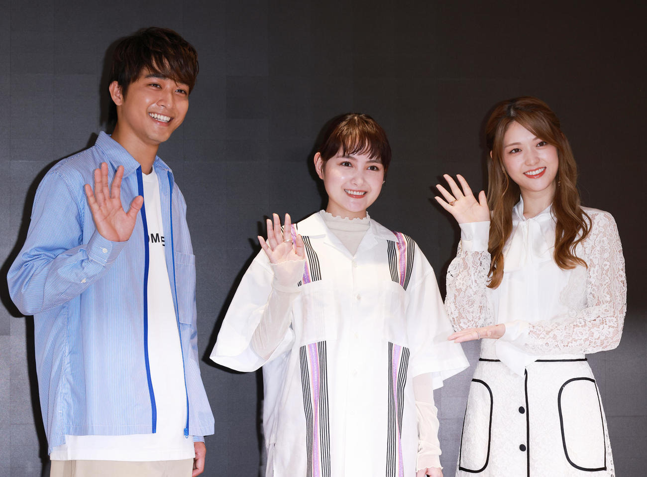 ドラマ「結婚するって、本当ですか」囲み会見を行った、左から佐藤寛太、葵わかな、松村沙友理（撮影・中島郁夫）