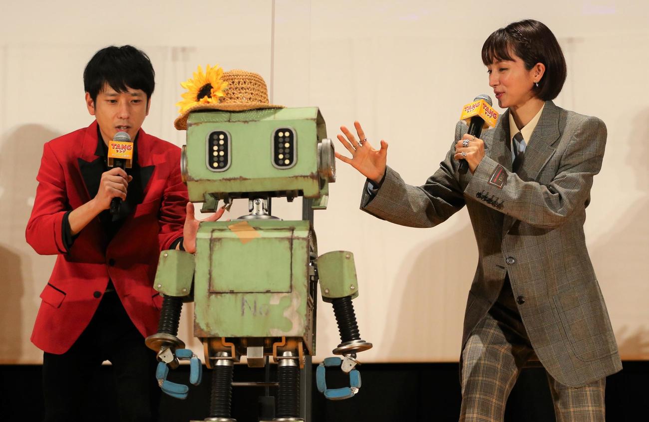 映画「TANGタング」の初日舞台あいさつに登壇しトークを繰り広げる二宮和也（左）と満島ひかり（撮影・藤塚大輔）