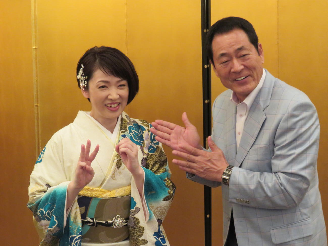 デビュー30周年記念ディナーショーを行った真木ことみ（左）の応援に駆けつけた中畑清氏