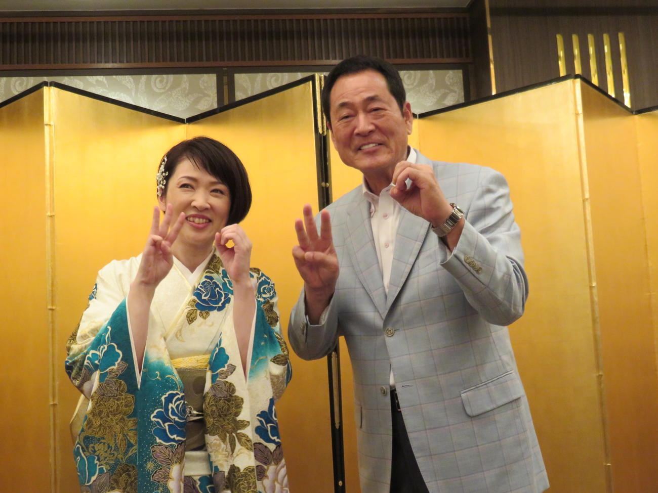 デビュー30周年記念ディナーショーを行った真木ことみ（左）の応援に駆けつけた中畑清氏