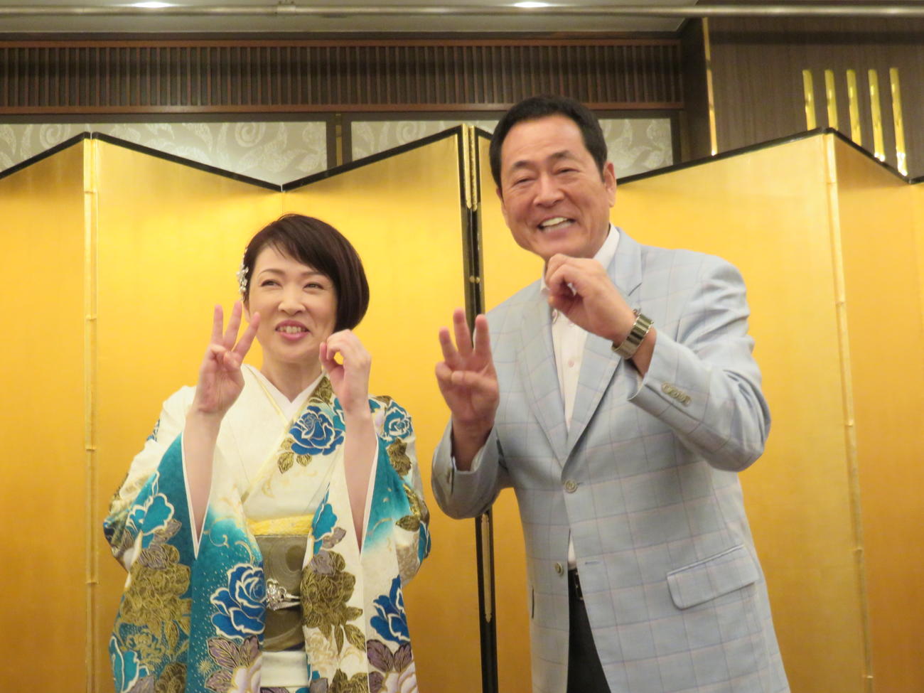デビュー30周年記念ディナーショーを行った真木ことみ（左）の応援に駆けつけた中畑清氏