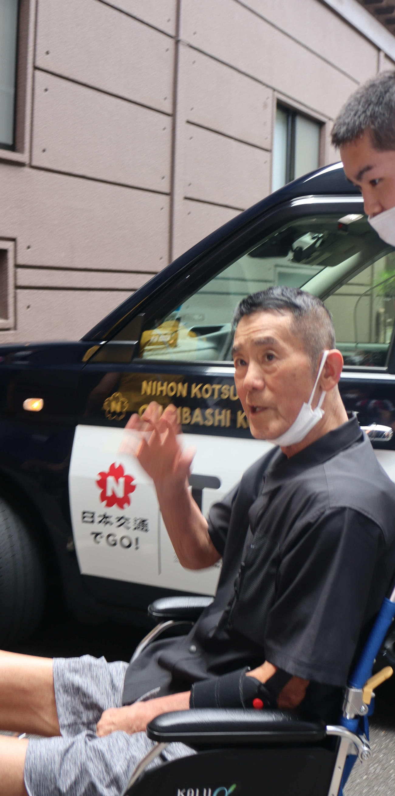 国立演芸場8月中席出演のため楽屋入りする三遊亭円楽
