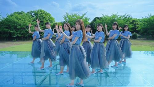 乃木坂46の5期生楽曲「バンドエイド剥がすような別れ方」MV。中央は菅原咲月