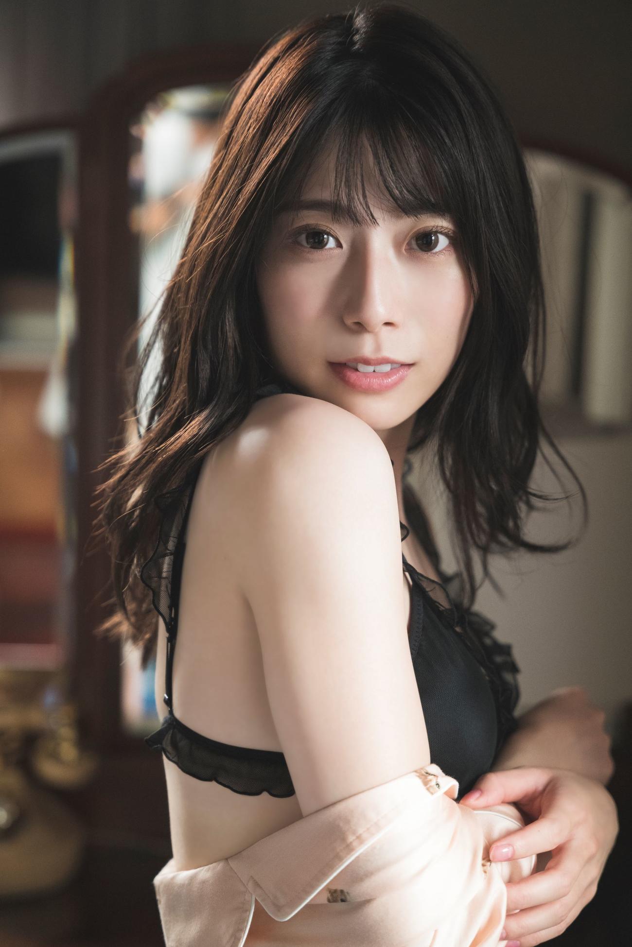 日向坂46東村芽依ファースト写真集「見つけた」のランジェリーカット
