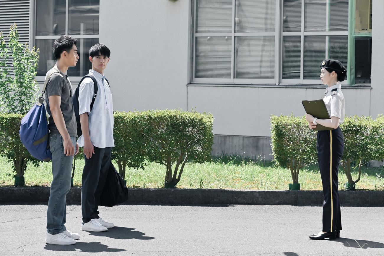 南関東駐屯地に配属された国生宙（町田啓太＝左）と馬場良成（佐野勇斗＝中）は、1尉に昇進した桜間冬美（白石麻衣）と再会する（C）フジテレビ
