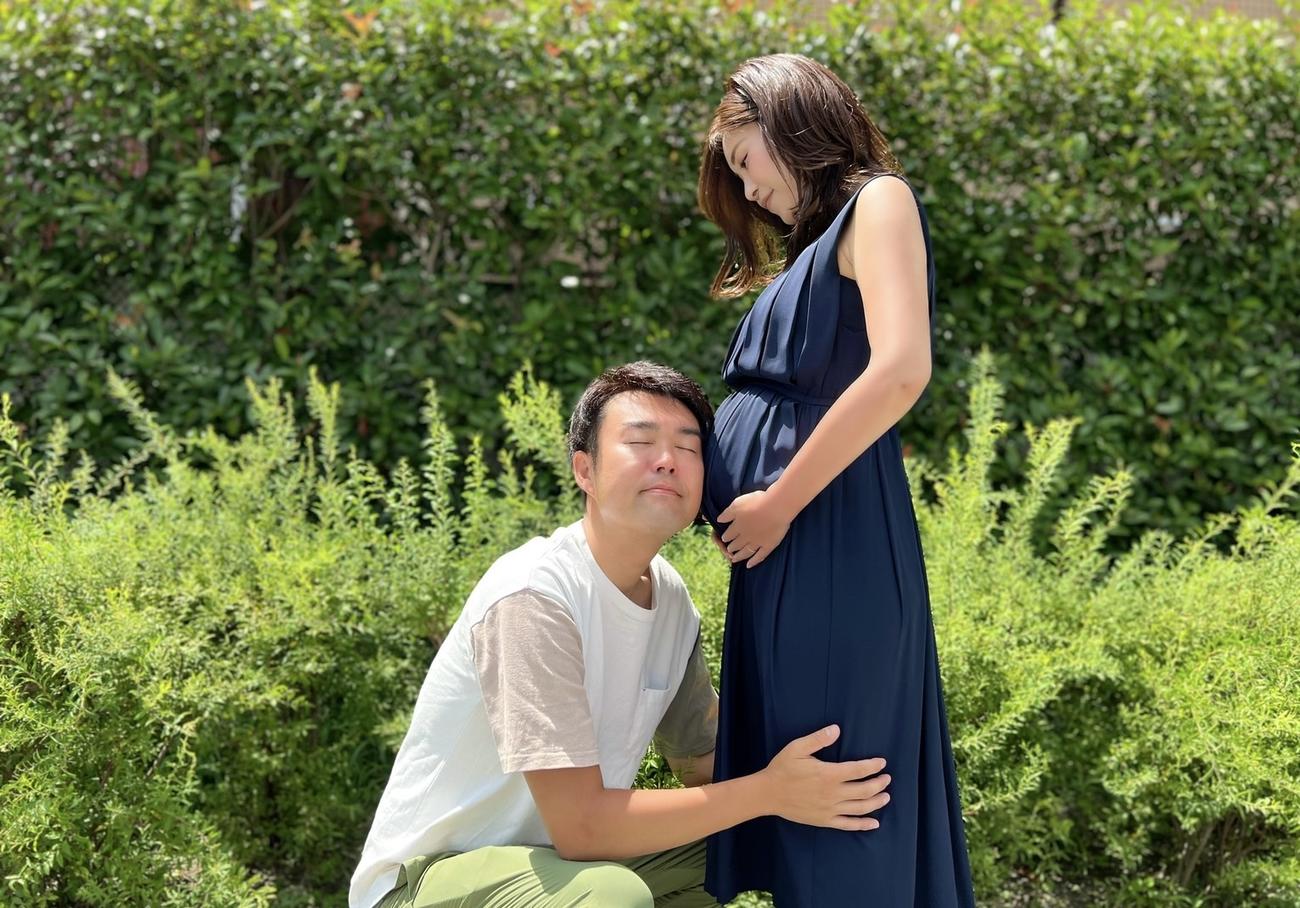 第1子女児を妊娠した妻（右）のお腹に耳を当てるフォーリンラブのハジメ