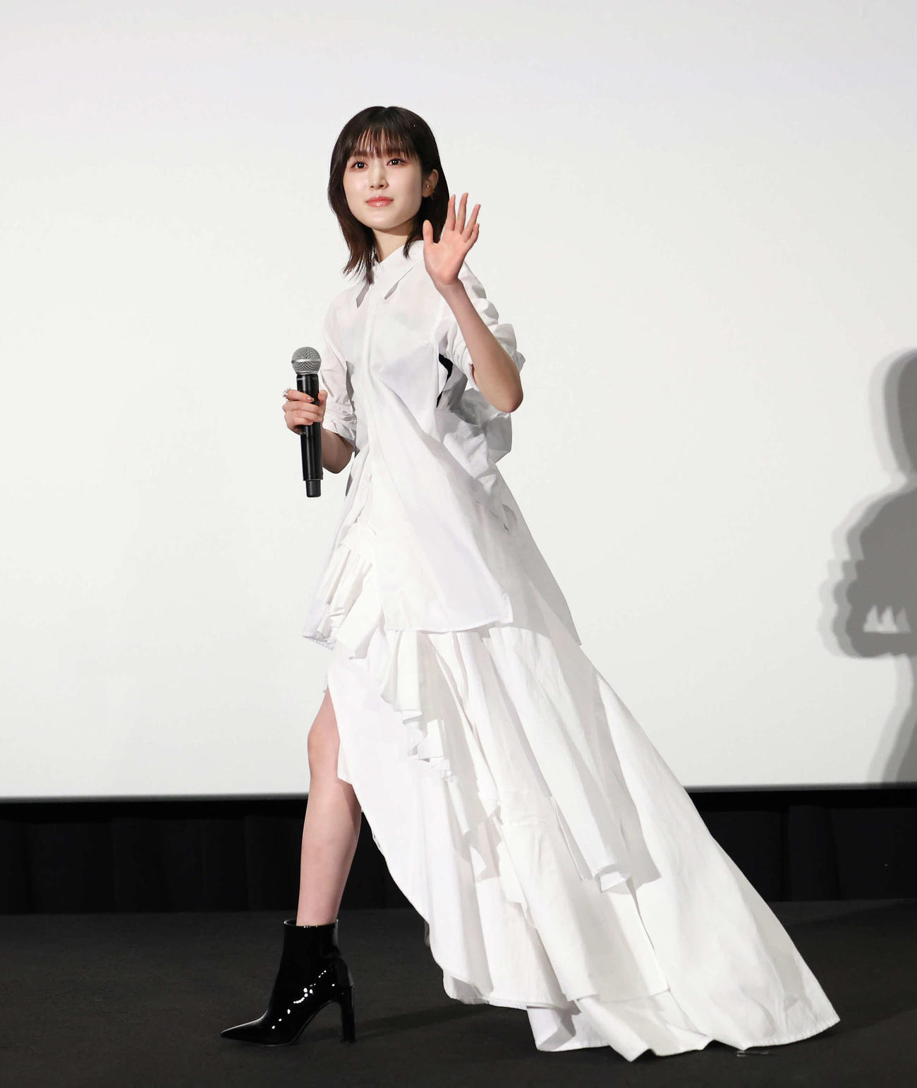 映画「セカコイ」の大ヒット御礼舞台あいさつを終えて、手を振って降壇する福本莉子（撮影・丹羽敏通）