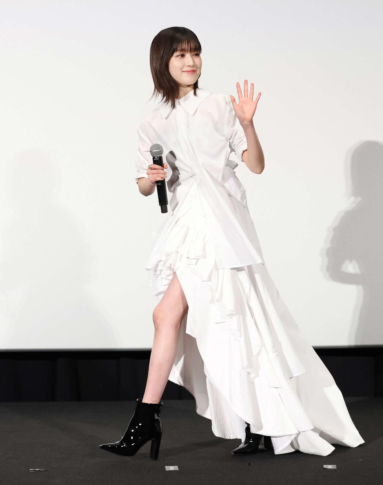 映画「セカコイ」の大ヒット御礼舞台あいさつを終えて、手を振って降壇する福本莉子（撮影・丹羽敏通）