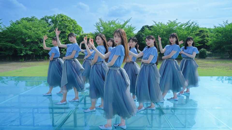 乃木坂46の5期生楽曲「バンドエイド剥がすような別れ方」MV。中央は菅原咲月