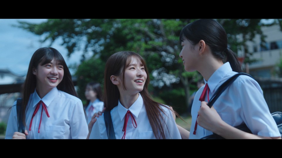 乃木坂46の5期生楽曲「バンドエイド剥がすような別れ方」MV。中央は菅原咲月