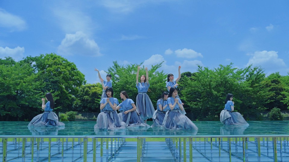 乃木坂46の5期生楽曲「バンドエイド剥がすような別れ方」MV。中央は菅原咲月