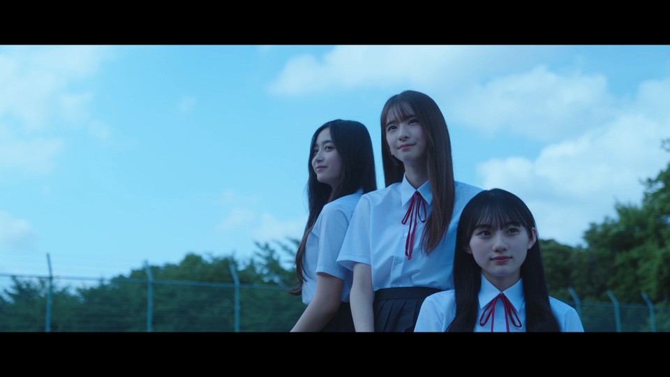 乃木坂46の5期生楽曲「バンドエイド剥がすような別れ方」MV。中央は菅原咲月