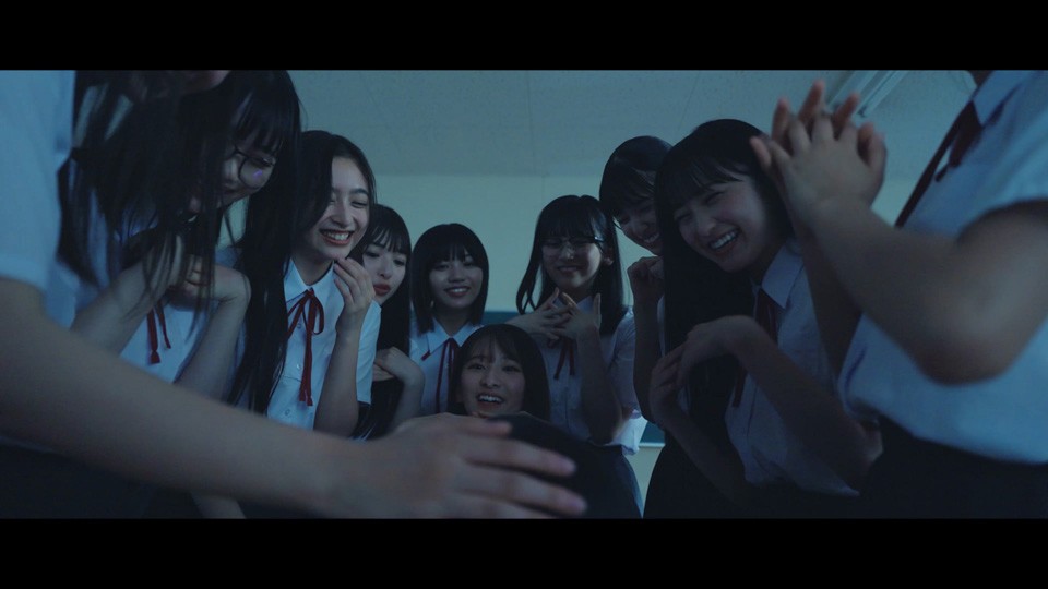 乃木坂46の5期生楽曲「バンドエイド剥がすような別れ方」MV。中央は菅原咲月