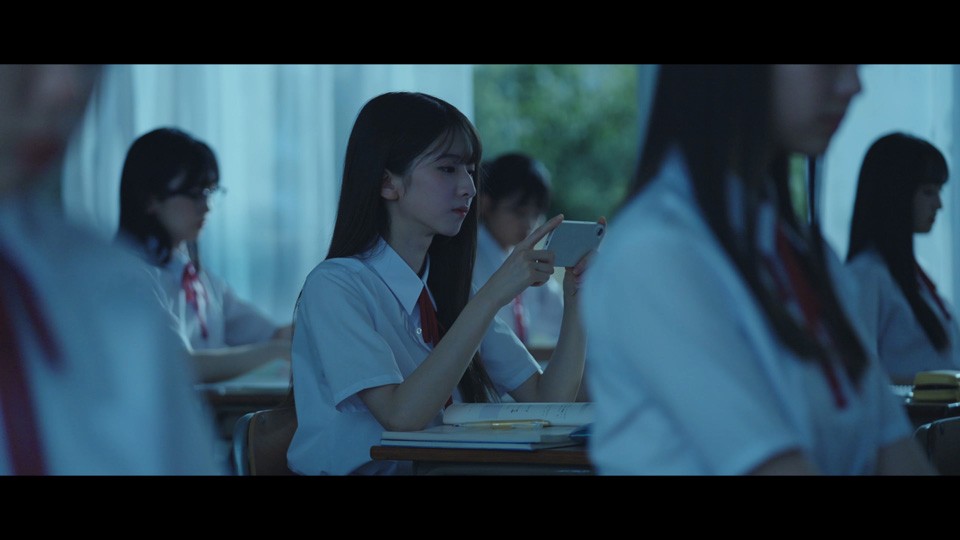 乃木坂46の5期生楽曲「バンドエイド剥がすような別れ方」MV。中央は菅原咲月