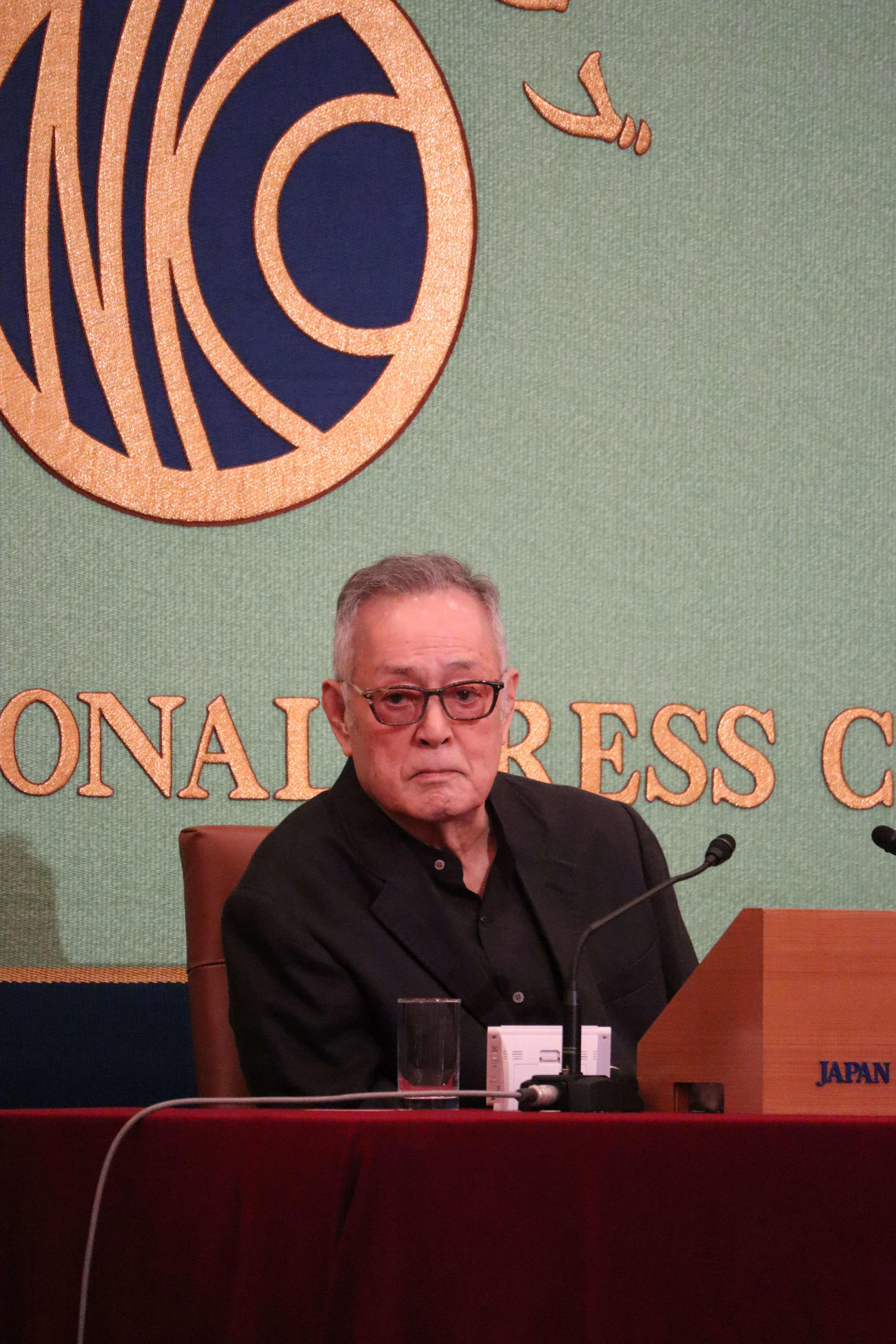 日本記者クラブで会見する仲代達矢