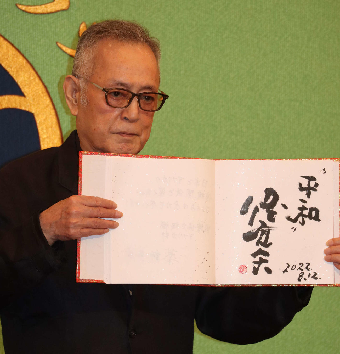 日本記者クラブで会見し、「平和」と揮毫（きごう）した仲代達矢