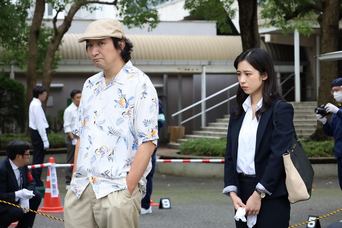 テレビ東京系ドラマ「赤いナースコール」に出演する池田鉄洋（左）と堀口紗奈　(C)「赤いナースコール」製作委員会