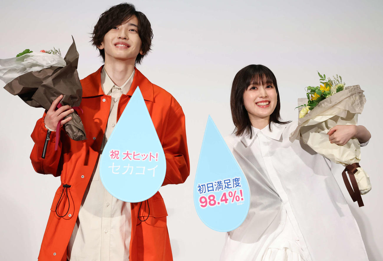 映画「セカコイ」の大ヒット御礼舞台あいさつで写真に納まるダブル主演の道枝駿佑（左）と福本莉子（撮影・丹羽敏通）