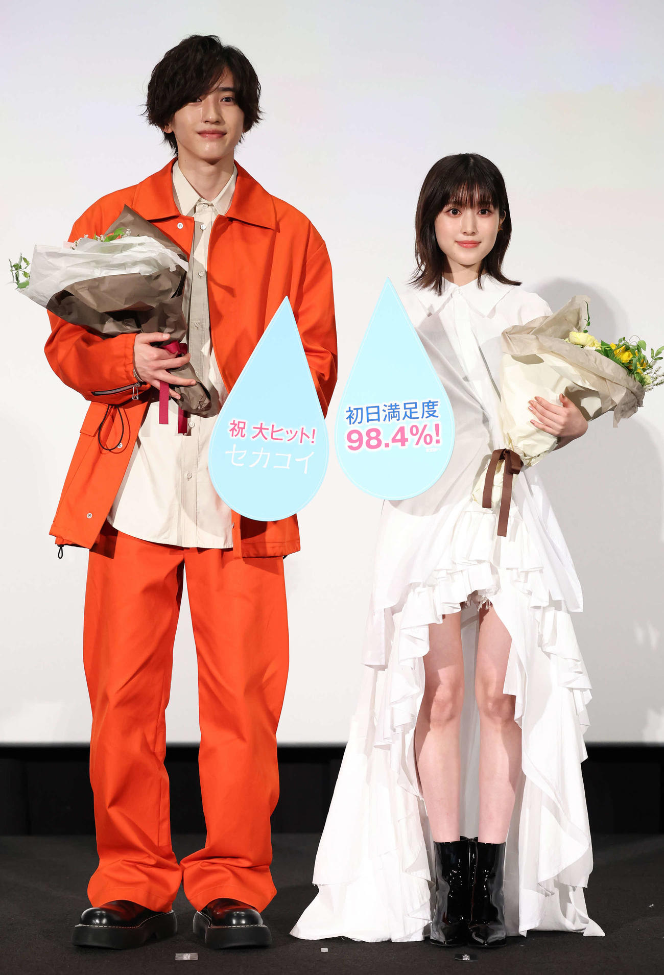 映画「セカコイ」の大ヒット御礼舞台あいさつで写真に納まるダブル主演の道枝駿佑（左）と福本莉子（撮影・丹羽敏通）