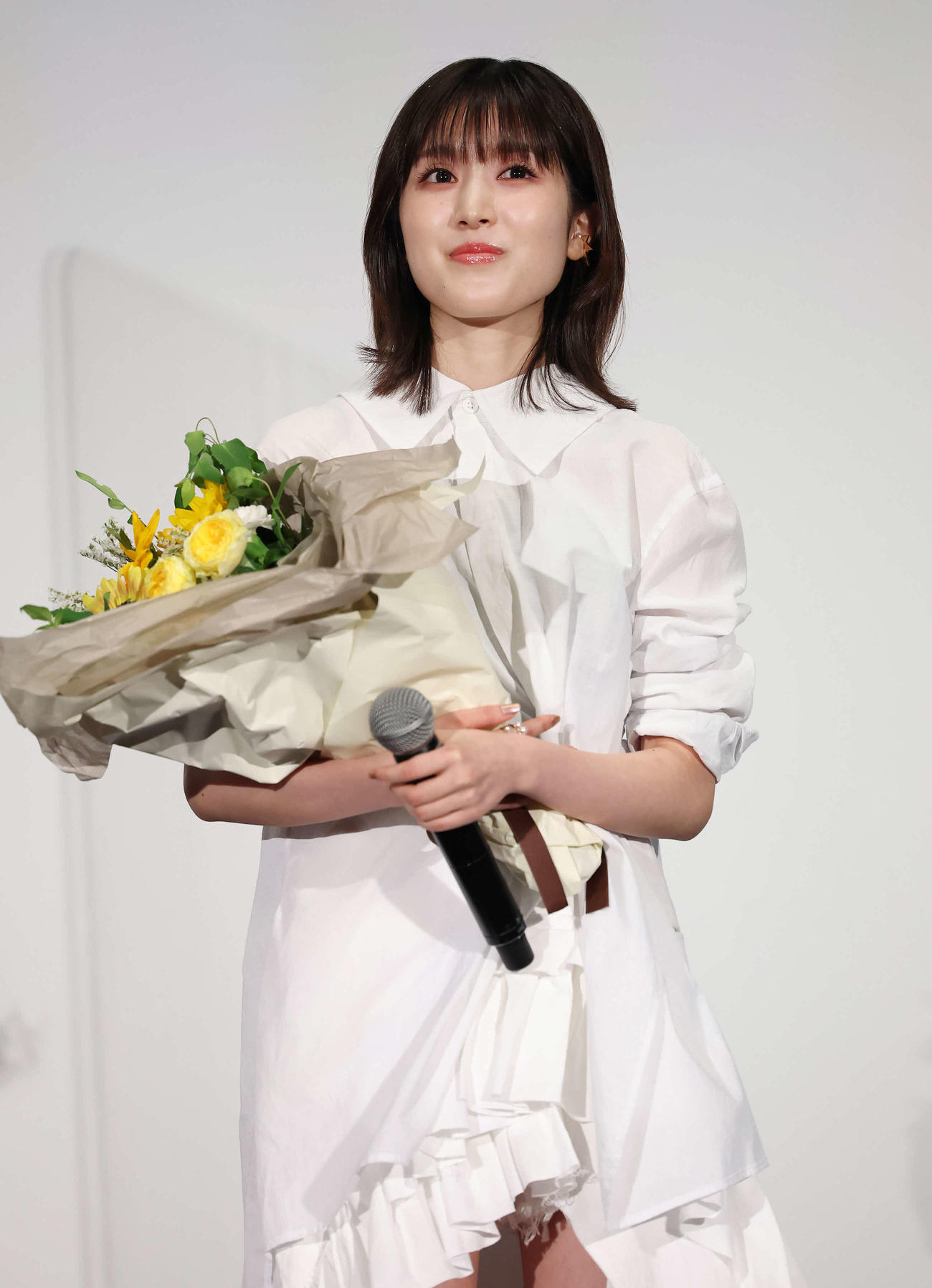 原作者の一条岬先制からのメッセージに聞き入る福本莉子（撮影・丹羽敏通）
