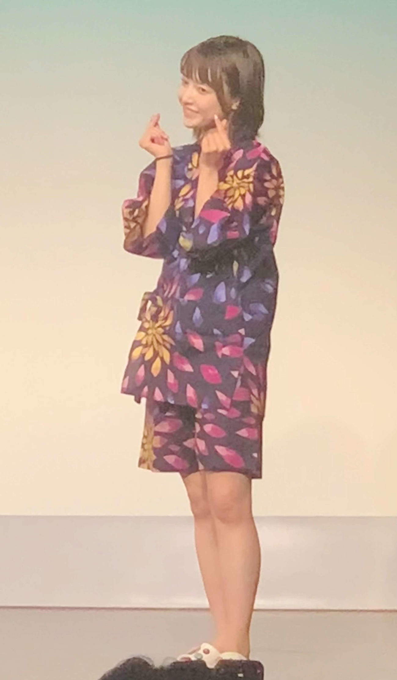 吉本興業の樺澤まどかマネジャー単独公演 チャイナ服で登場 甚平に着替え個性あふれる９曲熱唱 芸能 日刊スポーツ