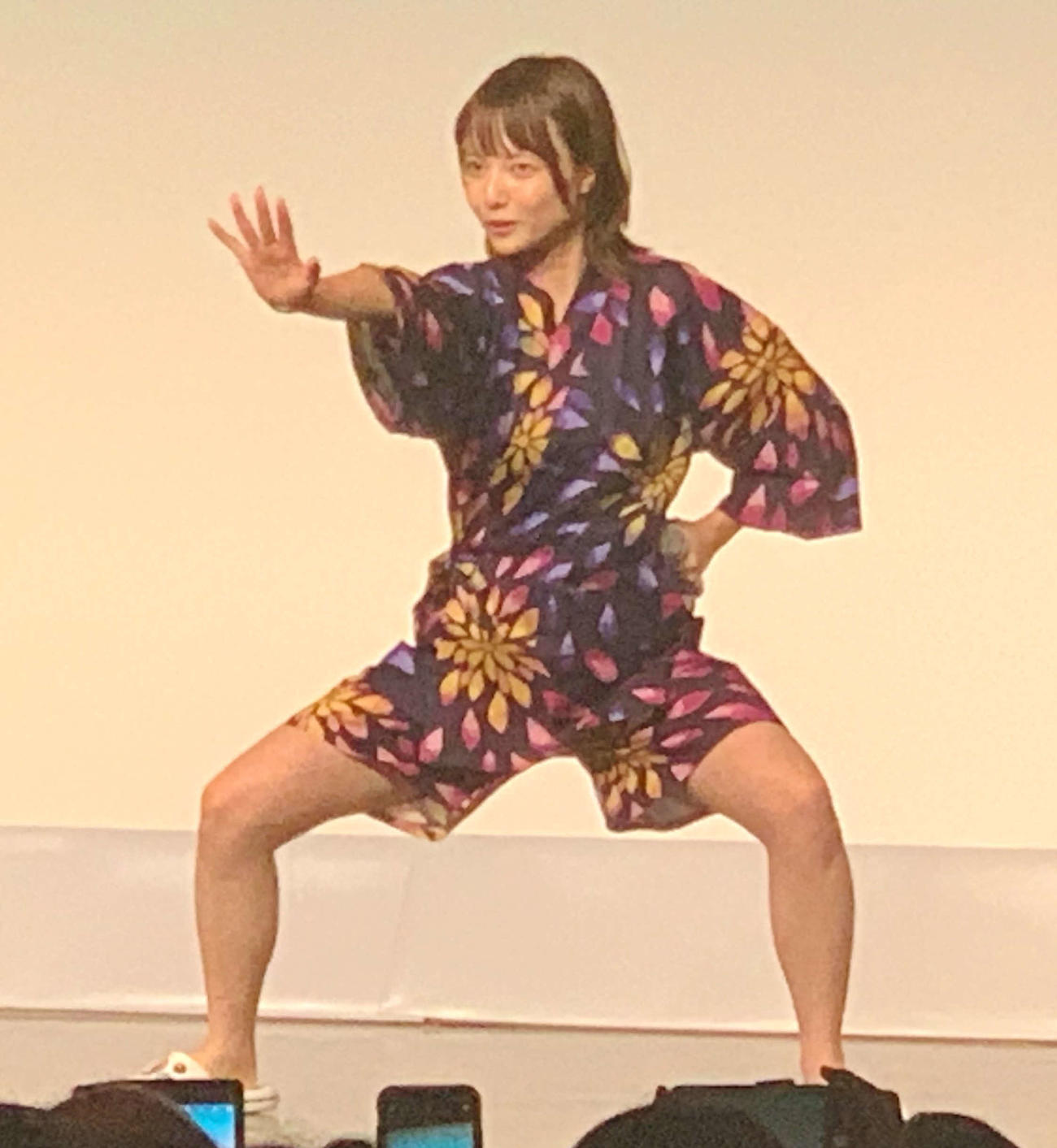 公演でポーズを決める吉本興業の樺澤まどかマネジャー（撮影・松尾幸之介）