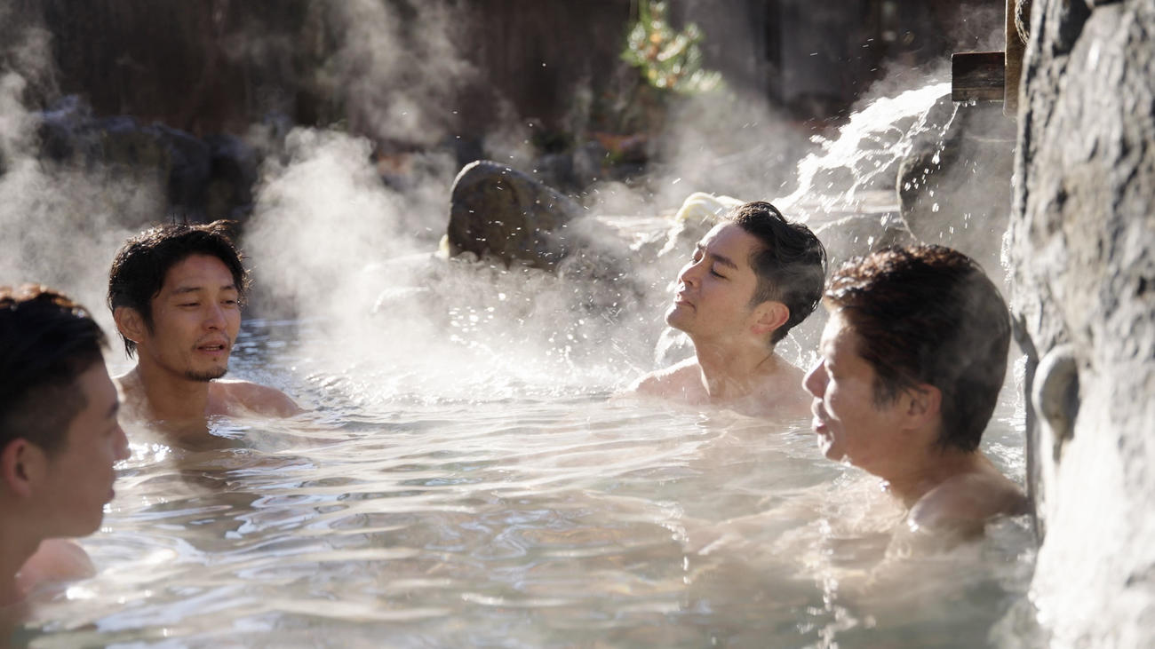 「Sauna Channel」の「草津温泉大滝乃湯」編に出演する生島翔（左）と生島勇輝（右）