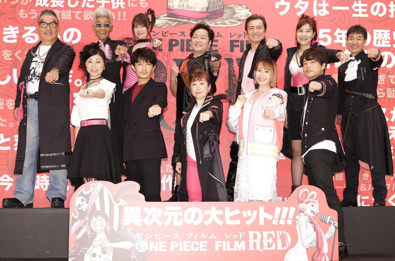 映画「ONE PIECE FILM RED」公開記念舞台あいさつを行った、前列左から岡村明美、津田健次郎、田中真弓、名塚佳織、中井和哉、後列左から宝亀克寿、矢尾一樹、大谷育江、山口勝平、平田広明、山口由里子、チョー（撮影・中島郁夫）