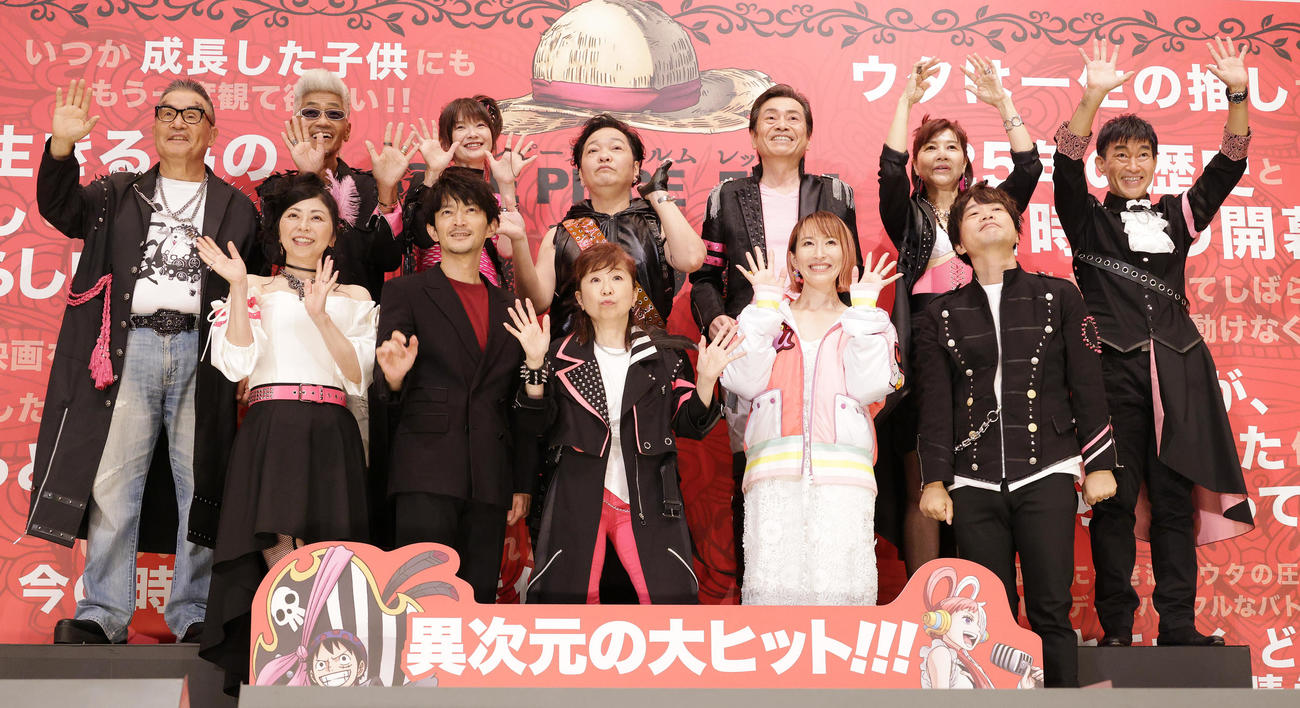 映画「ONE PIECE FILM RED」公開記念舞台あいさつを行った、前列左から岡村明美、津田健次郎、田中真弓、名塚佳織、中井和哉、後列左から宝亀克寿、矢尾一樹、大谷育江、山口勝平、平田広明、山口由里子、チョー（撮影・中島郁夫）