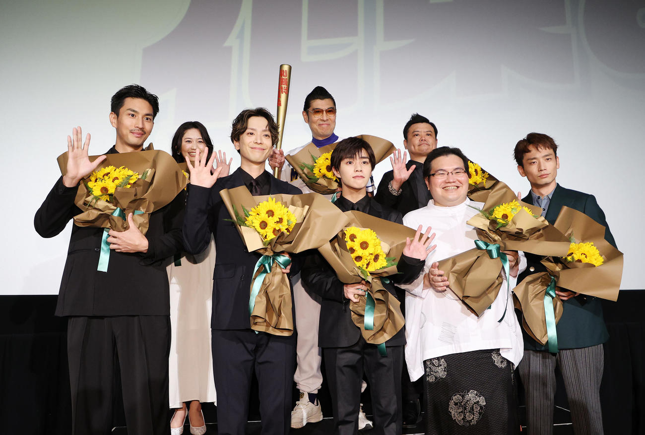 花束を手に写真に納まる、前列左から市川知宏、黒羽麻璃央、醍醐虎汰朗、駒木根隆介、三浦健人、後列左から浅野杏奈、高嶋政宏、飯塚監督（撮影・鈴木正人）