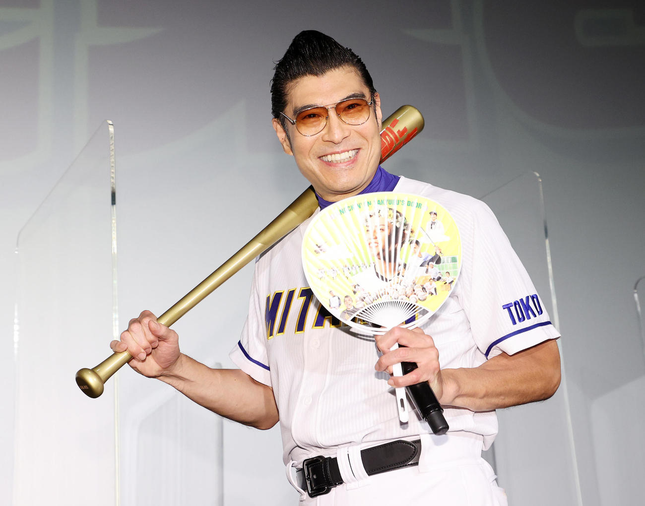 舞台あいさつを終え、笑顔で引き揚げる高嶋政宏（撮影・鈴木正人）