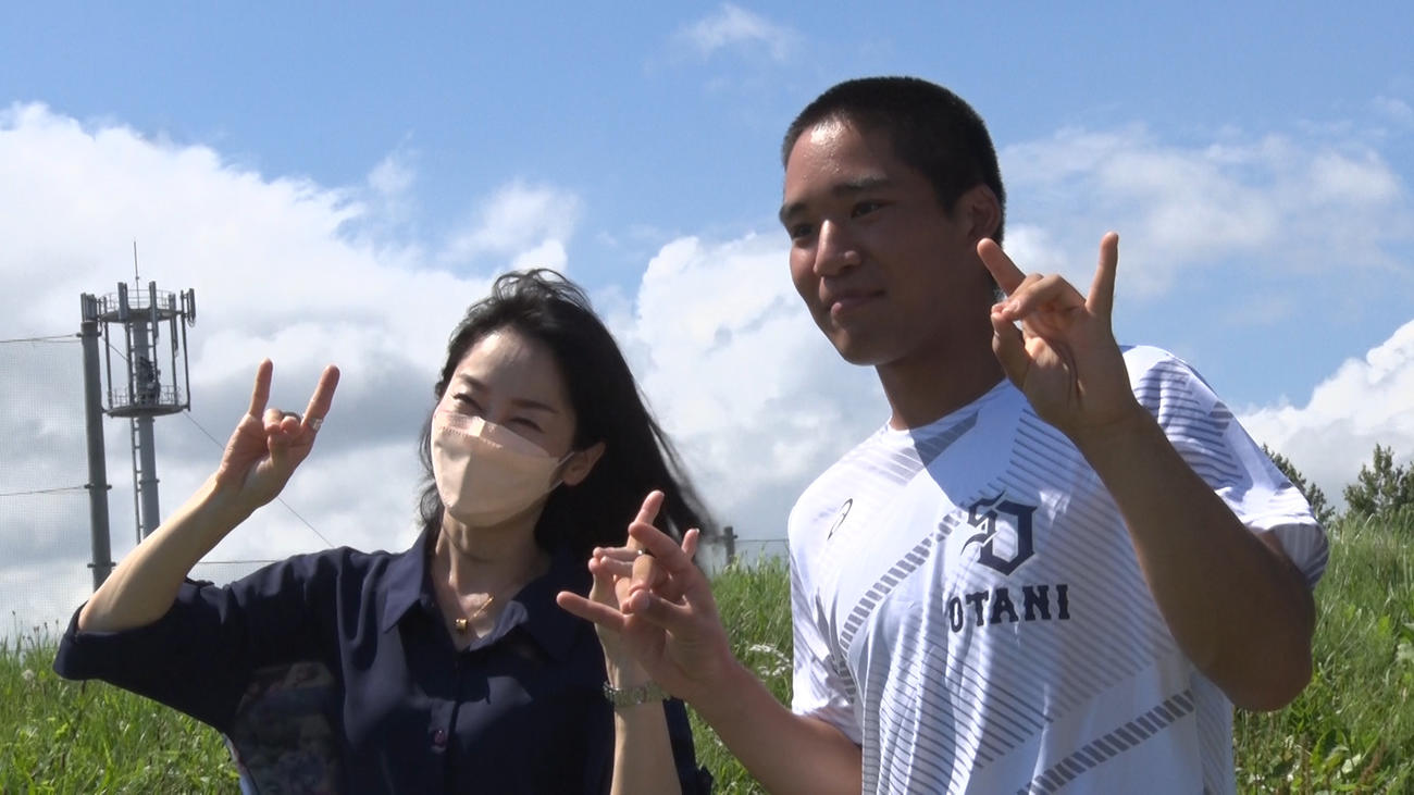 札幌大谷の森選手を取材した長島三奈さん（C）ABCテレビ