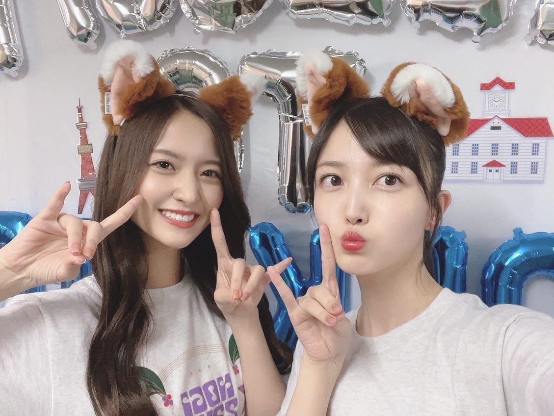 「きつねダンス」の耳を着けてポーズする乃木坂46久保史緒里（右）と金川紗耶（久保史緒里のインスタグラムより）