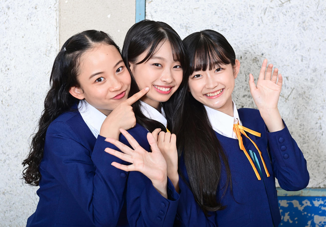 少女歌劇団ミモザーヌメンバーの、左からともだりのあ、いまもりまなか、ちばひなの（撮影・小沢裕）
