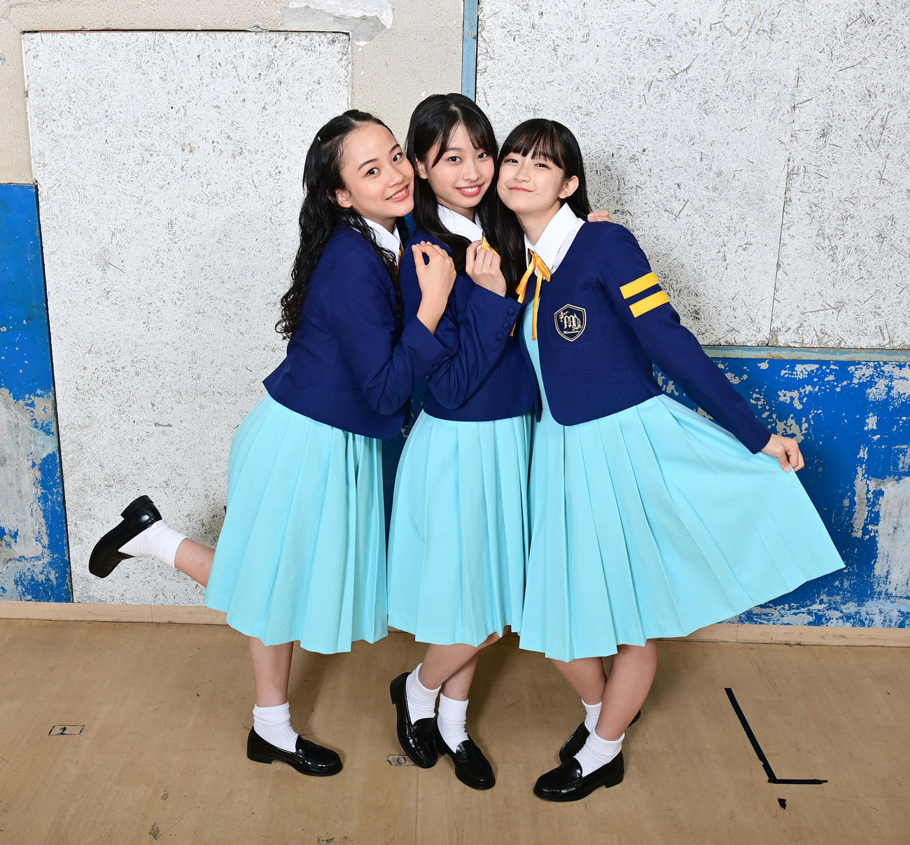 少女歌劇団ミモザーヌメンバーの、左からともだりのあ、いまもりまなか、ちばひなの（撮影・小沢裕）