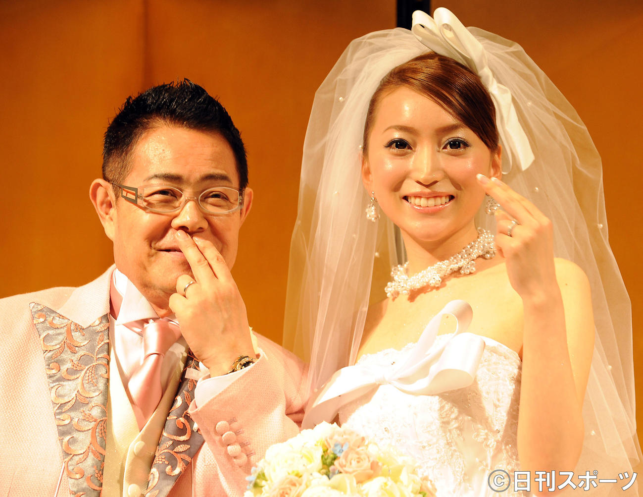 「カトちゃんペ」のポーズをする加藤茶（左）と綾菜さん（2012年3月1日撮影）