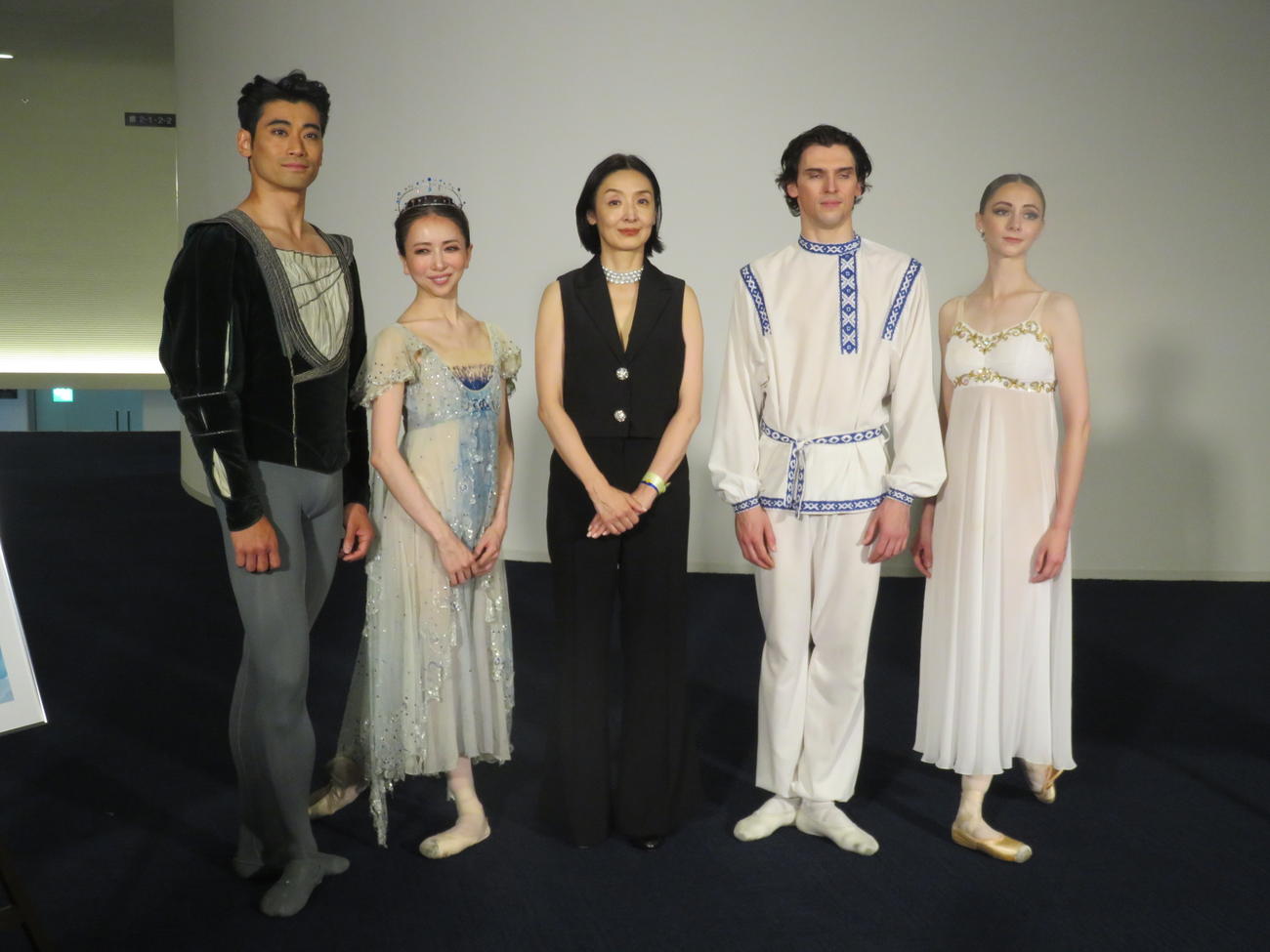 「キエフ・バレエ支援チャリティー　BALLET GALA in TOKYO」を終えて会見する草刈民代（中央）（7月5日・昭和女子大人見記念公会堂で）
