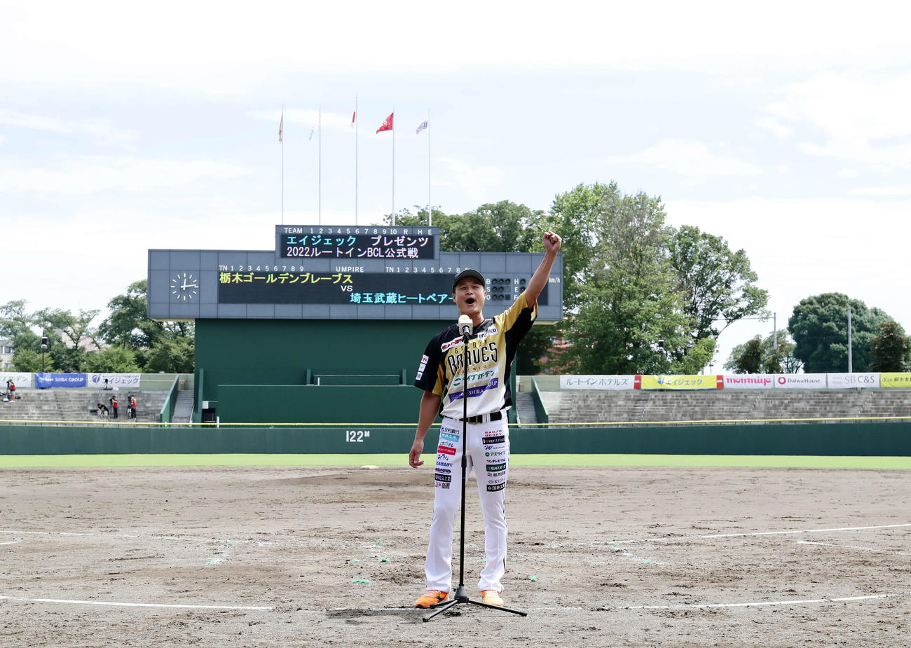 BC栃木対埼玉武蔵　先発デビューのBC栃木のティモンディ高岸宏行は、笑顔でスタンドにあいさつ（撮影・浅見桂子）