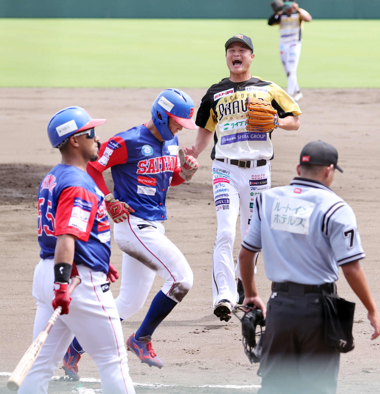 BC栃木対埼玉武蔵　1回表埼玉武蔵2死三塁、打者フェルナンド（手前左）の時、暴投で先制点を許し悔しがるティモンディ高岸宏行（撮影・浅見桂子）