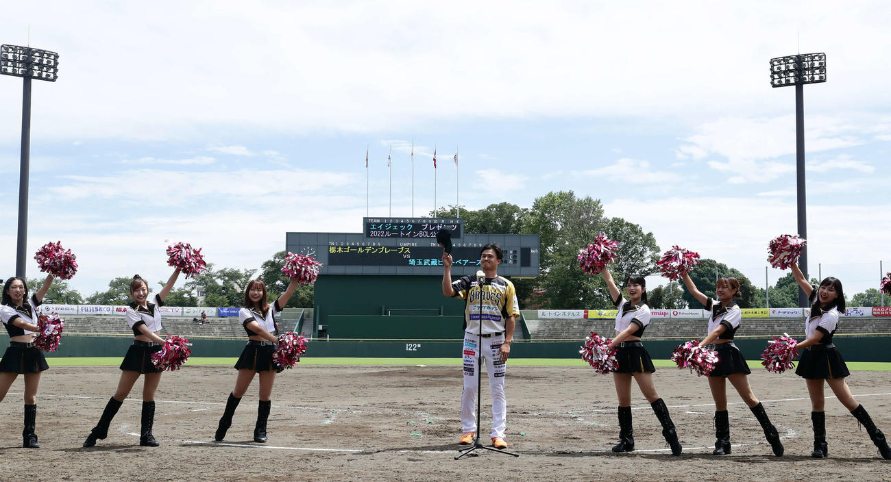 BC栃木対埼玉武蔵　先発デビューのBC栃木のティモンディ高岸宏行は、笑顔でスタンドにあいさつ（撮影・浅見桂子）