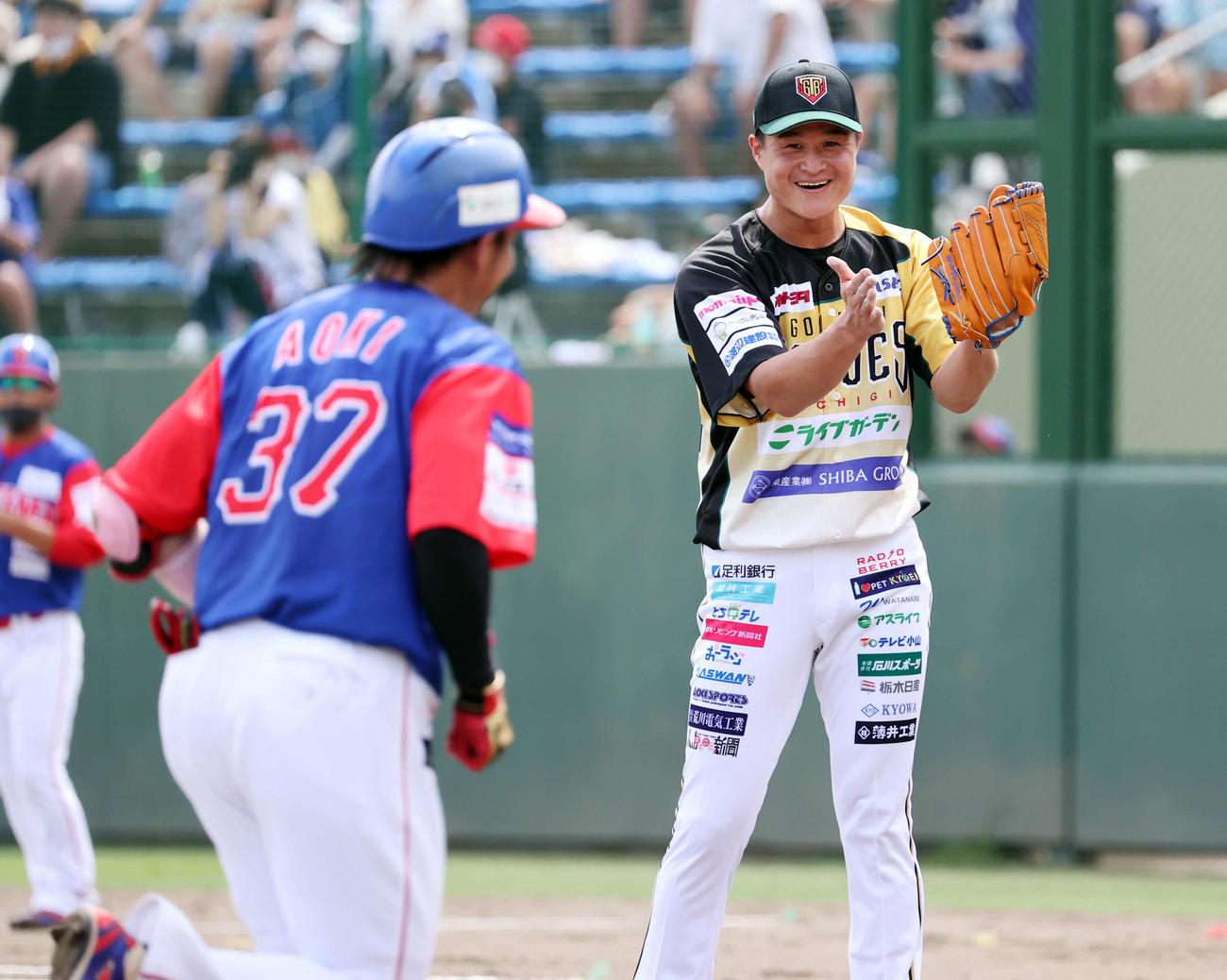 BC栃木対埼玉武蔵　2回表埼玉武蔵無死、青木（手前）にソロ本塁打を許したティモンディ高岸宏行は拍手で相手を称える（撮影・浅見桂子）