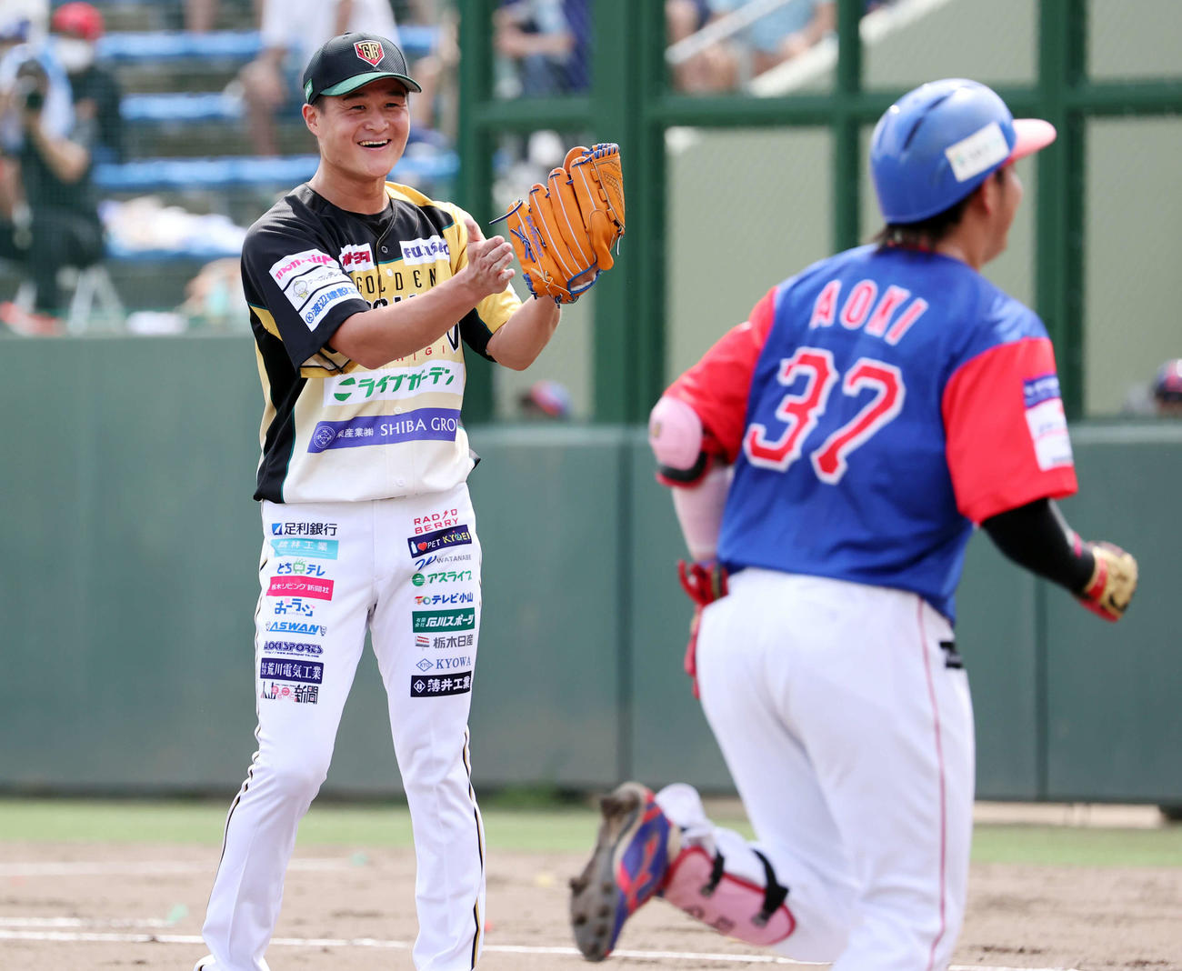 BC栃木対埼玉武蔵　2回表埼玉武蔵無死、青木（手前）にソロ本塁打を許したティモンディ高岸宏行は拍手で相手を称える（撮影・浅見桂子）