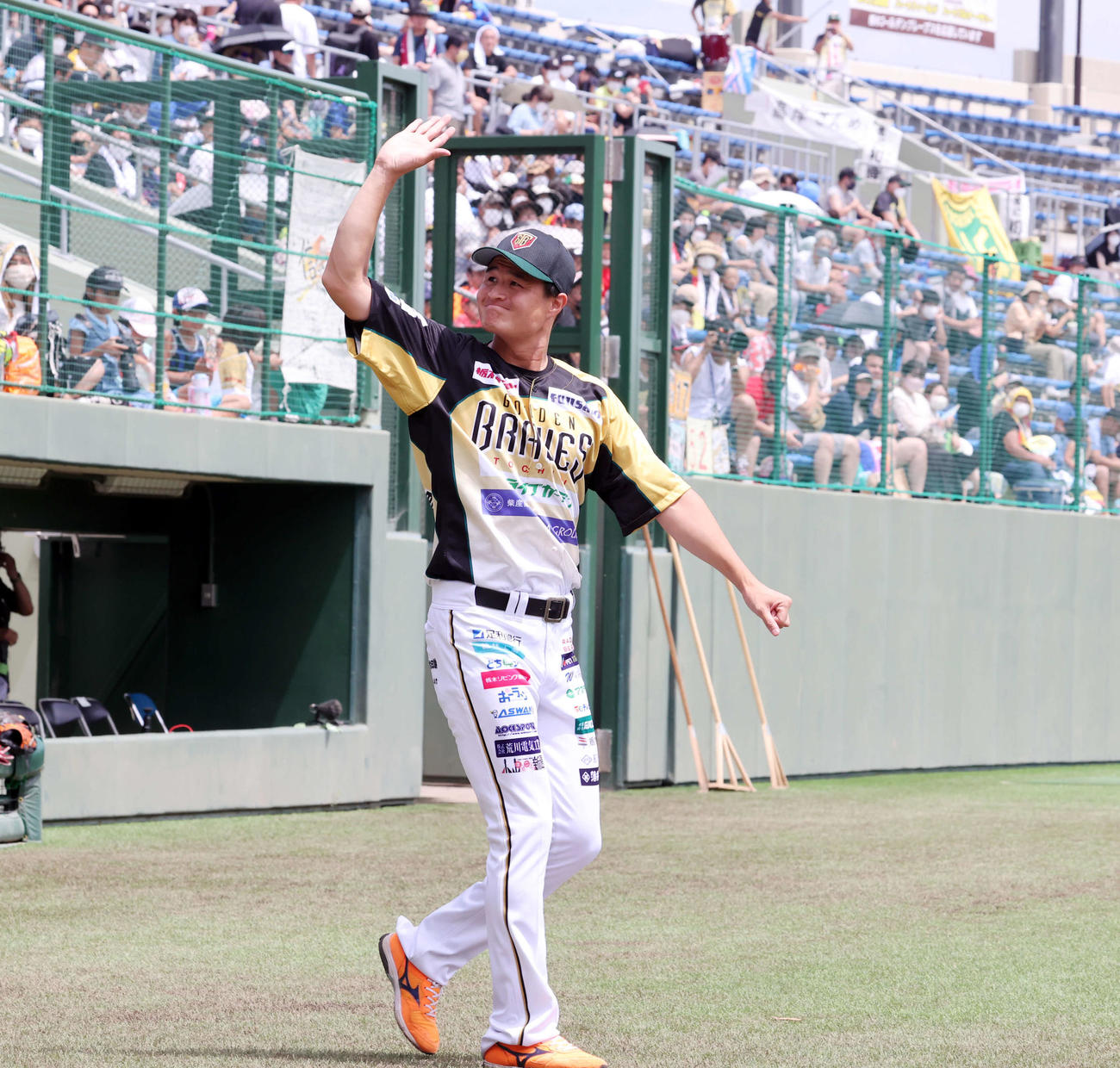 BC栃木対埼玉武蔵　先発デビューのBC栃木のティモンディ高岸宏行は、笑顔でスタンドにあいさつ（撮影・浅見桂子）