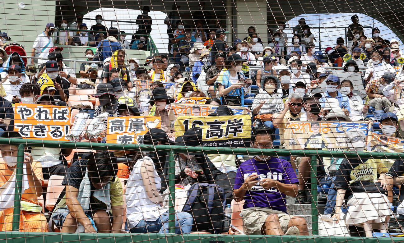 BC栃木対埼玉武蔵　先発デビューのBC栃木ティモンディ高岸宏行を見ようとスタンドに大勢のファンが名前入りのタオルを掲げた（撮影・浅見桂子）