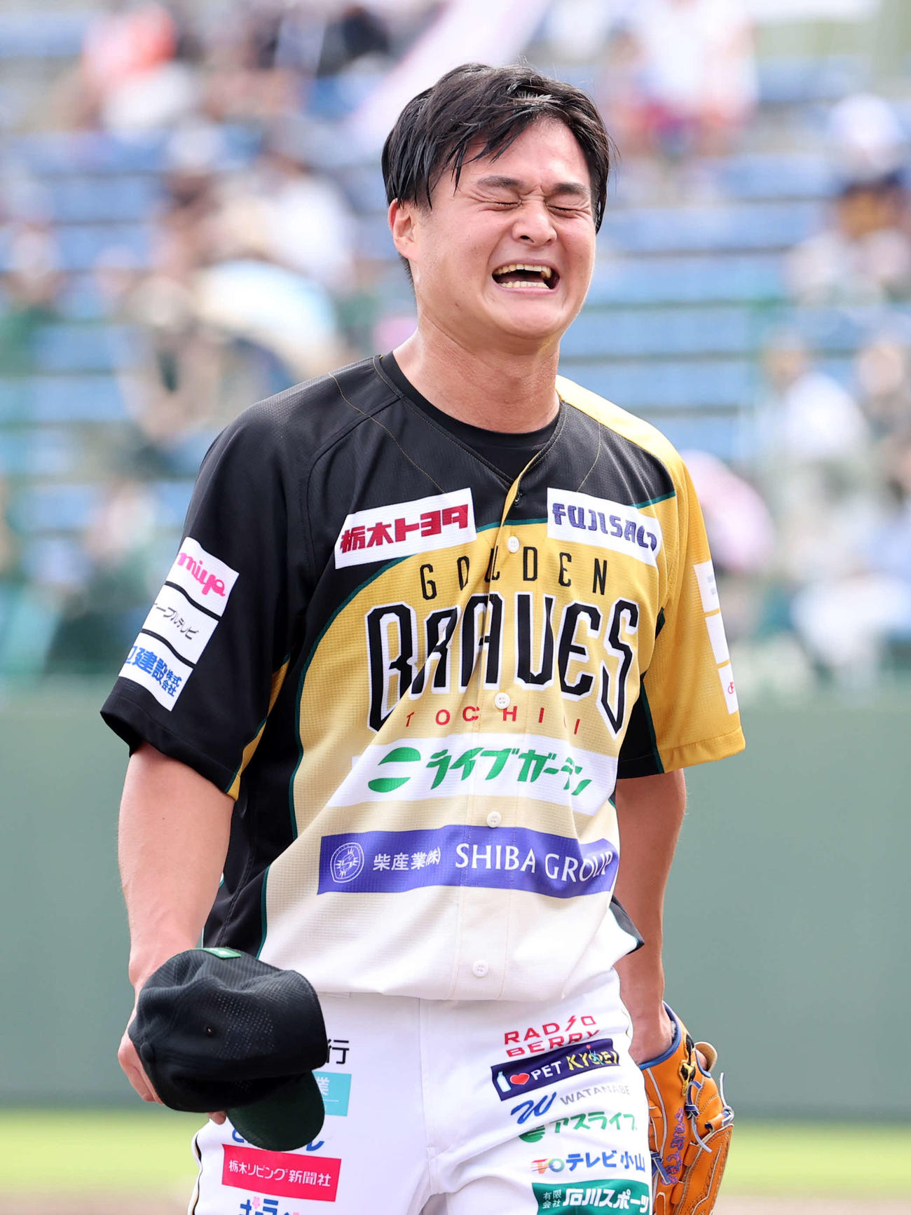 BC栃木対埼玉武蔵　2回表埼玉武蔵の攻撃を終えたティモンディ高岸宏行は、顔をくしゃくしゃにする（撮影・浅見桂子）