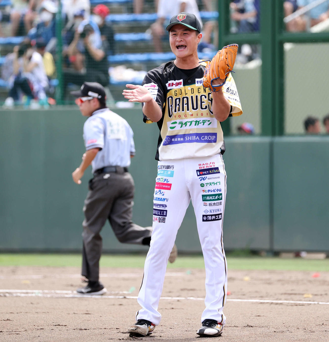 BC栃木対埼玉武蔵　2回表埼玉武蔵無死、青木にソロ本塁打を許したティモンディ高岸宏行は拍手で相手を称える（撮影・浅見桂子）